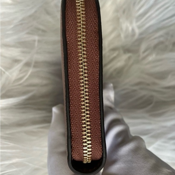 Burberry Elmore Leather Zip Around Wallet - Picture 10 of 11